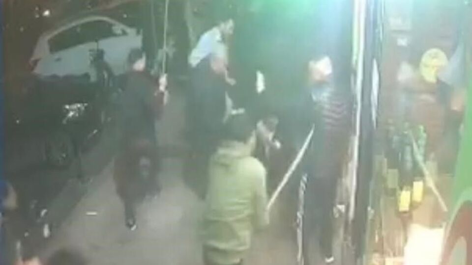 Çiğ köfteciye sopalı ve silahlı saldırı kamerada