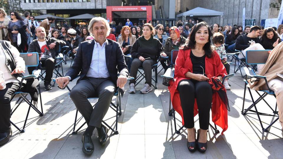 Hayranlarıyla izledi