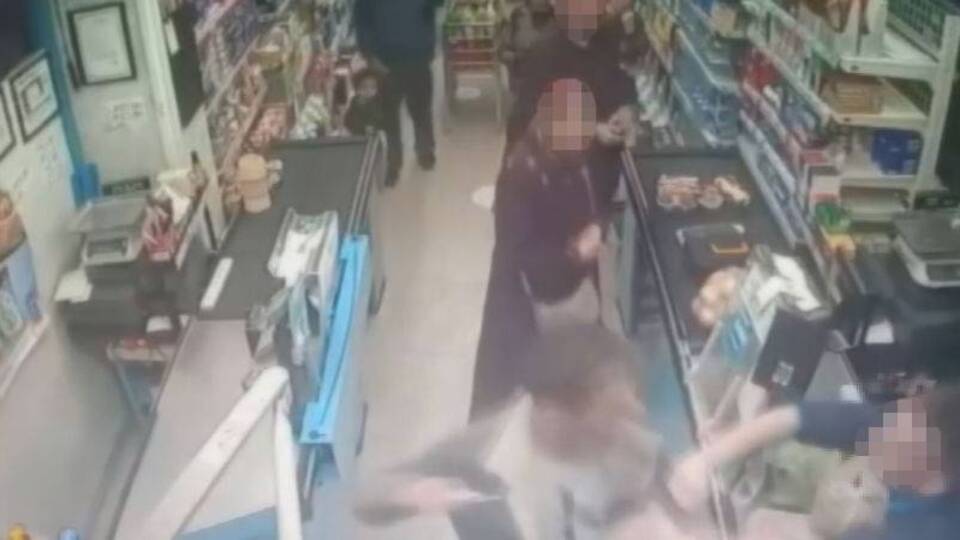 Hırsızlık yaparken yakalayan çalışanı bıçakladı