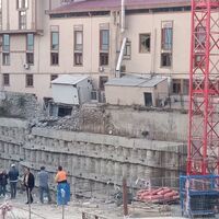 Duvarında çatlaklar oluşan üniversite binası boşaltıldı