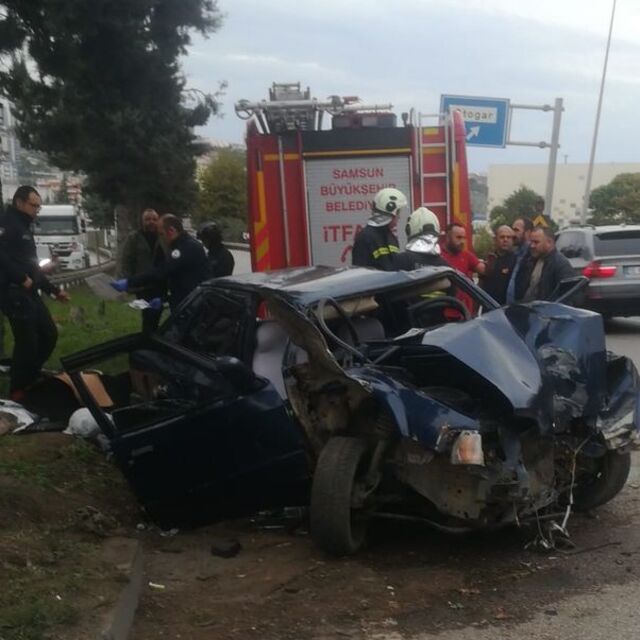 Otomobil refüjdeki ağaca çarptı: 1 ölü, 2 yaralı