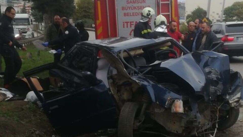 Otomobil refüjdeki ağaca çarptı: 1 ölü, 2 yaralı