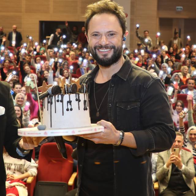Sahnede doğum günü sürprizi