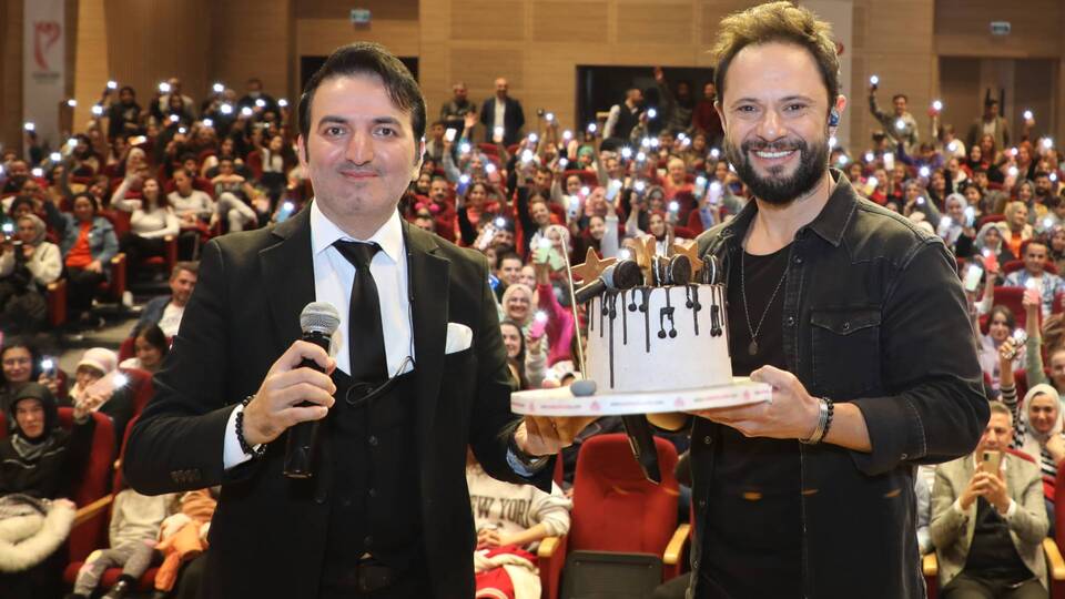 Sahnede doğum günü sürprizi