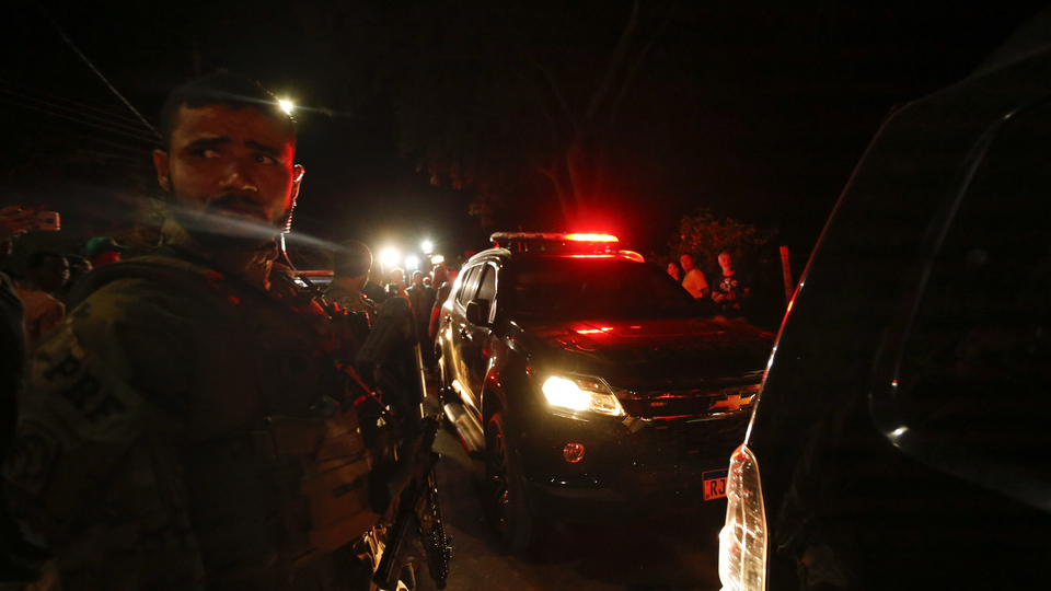 Brezilyalı siyasetçi onu tutuklamaya gelen polislere el bombası attı