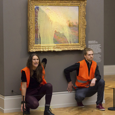 Değeri 110 milyon doları aşan tabloya patates püresi attılar