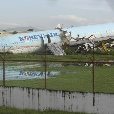 Uçak pistten çıktı, onlarca uçuş iptal edildi!