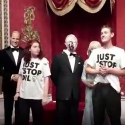 Kral 3. Charles'ın heykeline pastalı saldırı