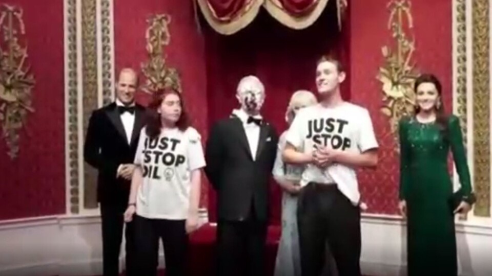 Kral 3. Charles'ın heykeline pastalı saldırı