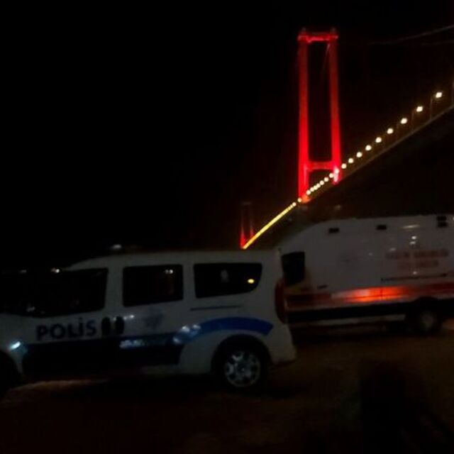 Aracını durdurup köprüden aşağı atladı
