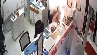 O anlar kamerada! Telefon tamiri yapıyordu! Batarya böyle patladı!