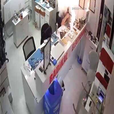 O anlar kamerada! Telefon tamiri yapıyordu! Batarya böyle patladı!