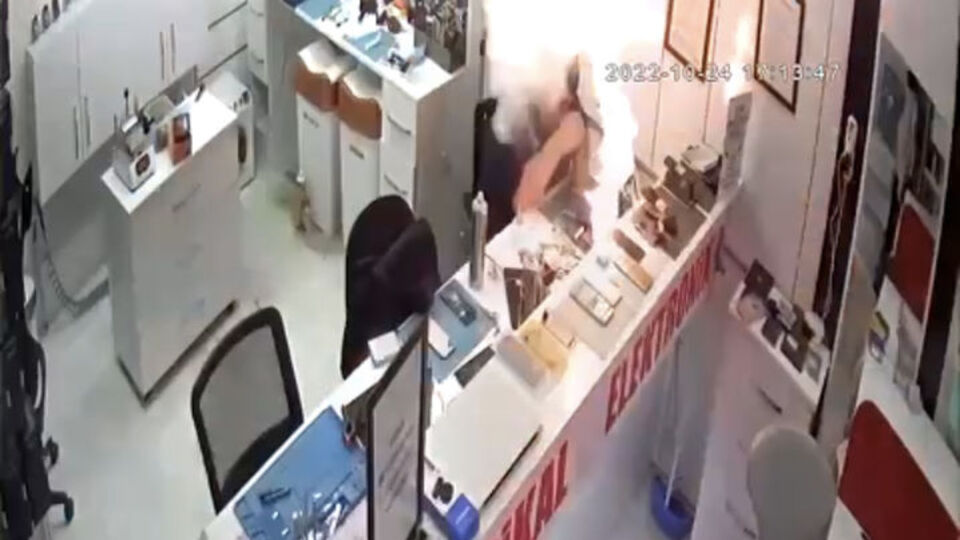 O anlar kamerada! Telefon tamiri yapıyordu! Batarya böyle patladı!