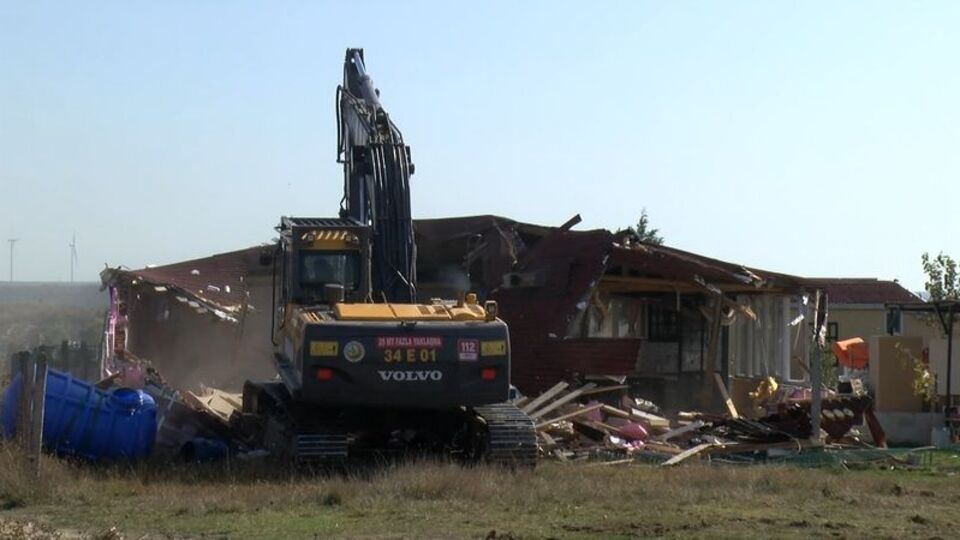 Çatalca'da kaçak yapılara yıkım