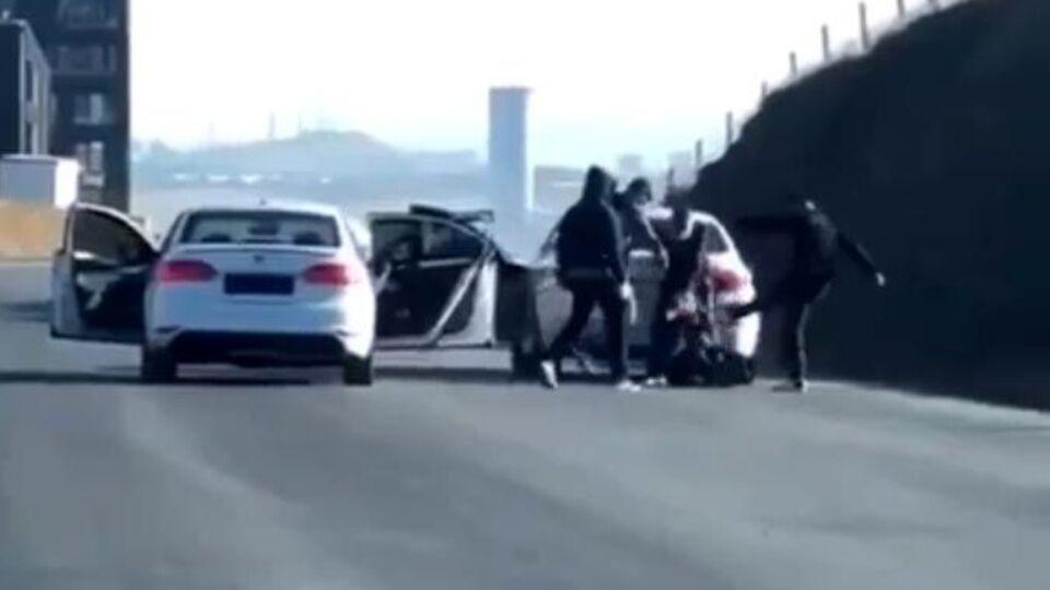 Trafikte avukatı tekme tokat dövdüler!