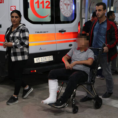 Pet şişeyle oynadı! Öğretmenden ayak kıran şiddet!