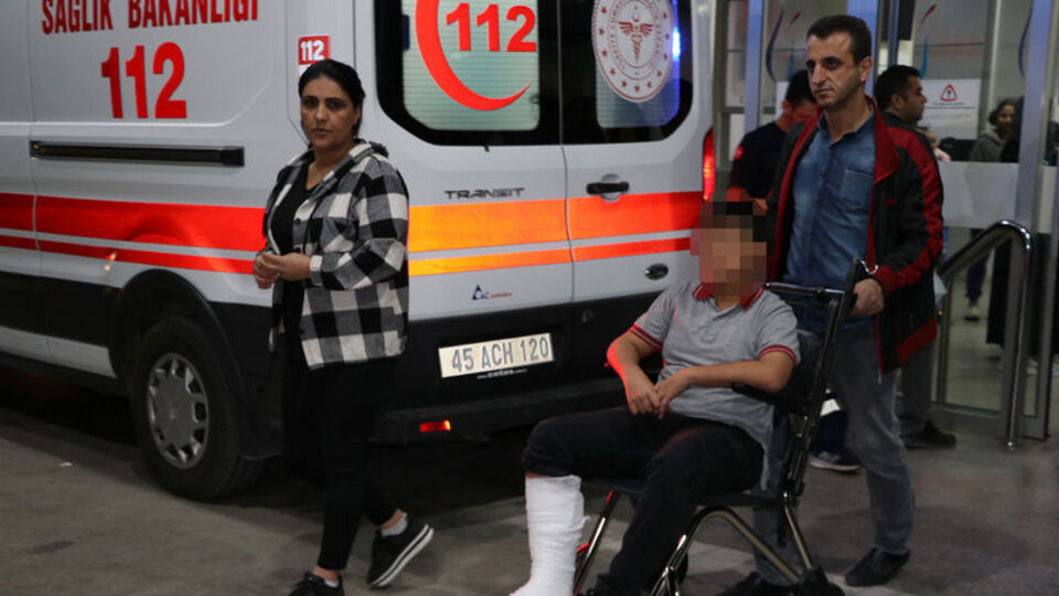 Pet şişeyle oynadı! Öğretmenden ayak kıran şiddet!