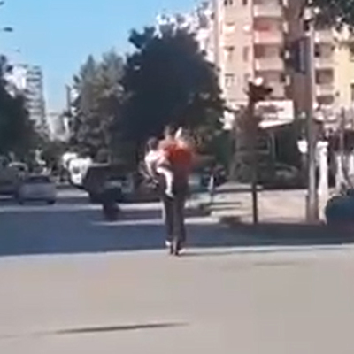 Scooterda bebekle yolculuk! Faciaya davetiye çıkardılar