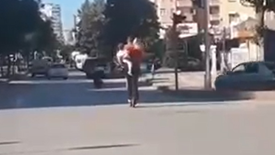 Scooterda bebekle yolculuk! Faciaya davetiye çıkardılar