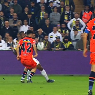 Fenerbahçe o pozisyonu Galatasaray'a gönderdi!