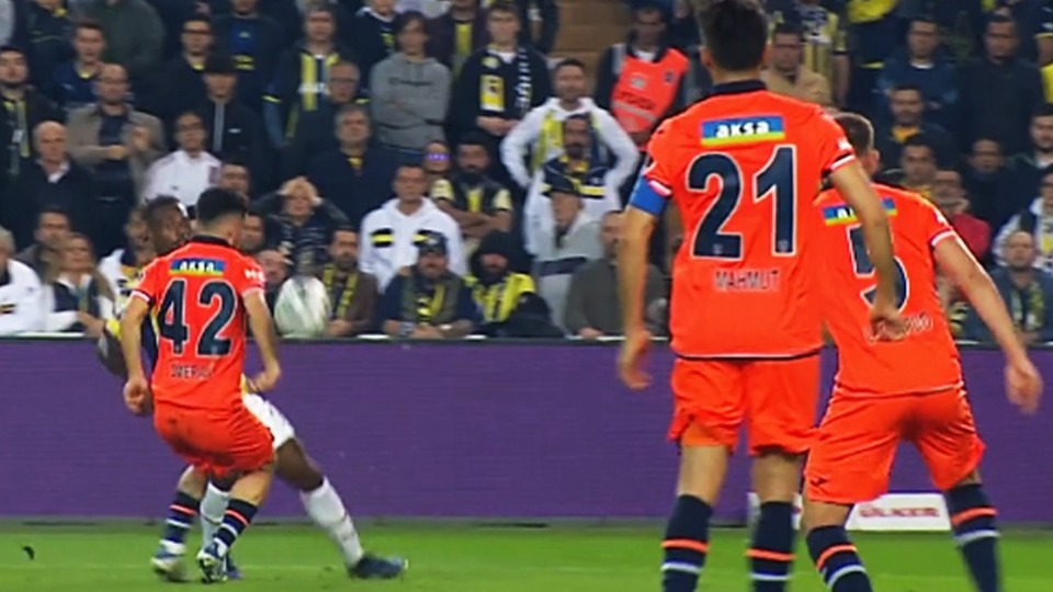 Fenerbahçe o pozisyonu Galatasaray'a gönderdi!