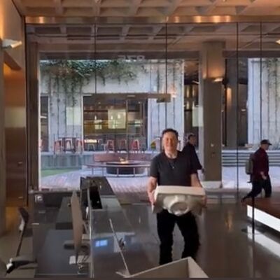 Elon Musk, elinde lavaboyla Twitter Genel Merkezi'ne geldi