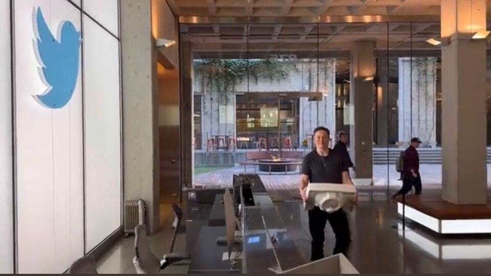 Elon Musk, elinde lavaboyla Twitter Genel Merkezi'ne geldi