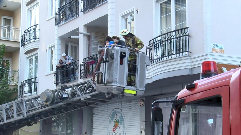 İstanbul'da 4 katlı binada büyük panik!