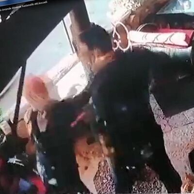 Çocuğunun gözü önünde eşini yumrukladı!