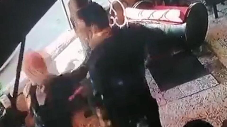 Çocuğunun gözü önünde eşini yumrukladı!