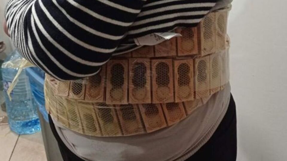 Yolcunun belinde sarılı buldu! Tam bin 100 adet