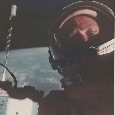 Uzayda ilk selfie satışa çıkıyor