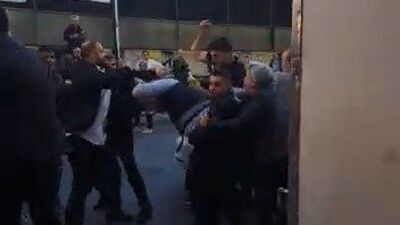 O anlar kamerada! Kavgayı ayıran zabıtayı dövdüler!