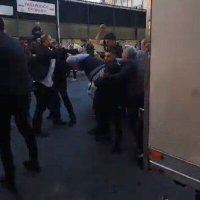 O anlar kamerada! Kavgayı ayıran zabıtayı dövdüler!