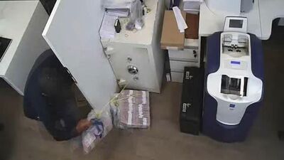 O anlar kamerada! Bankonun arkasına geçti! 2.5 milyon TL'yi alıp gitti!