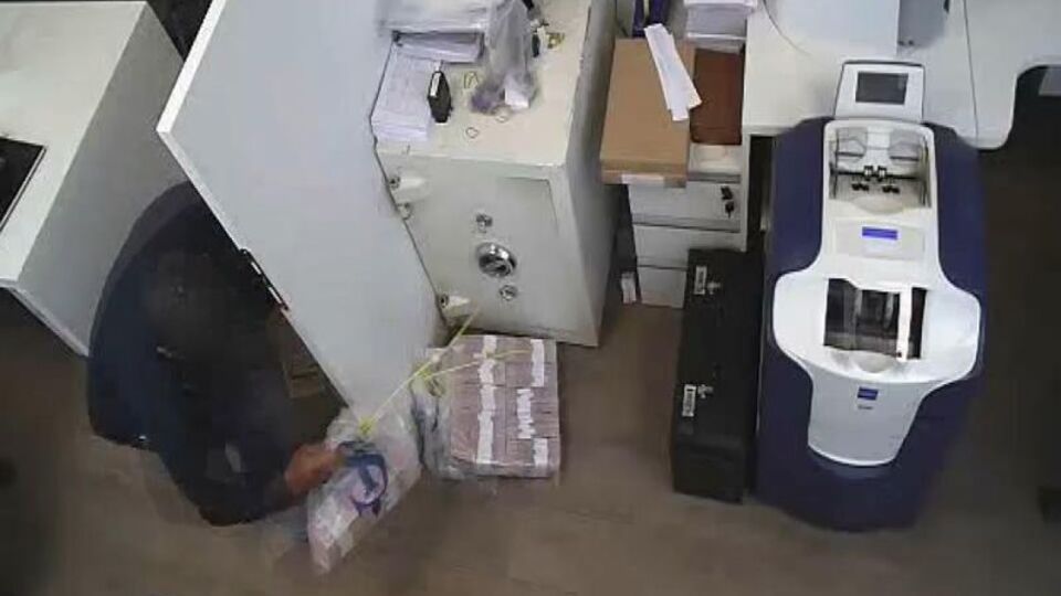 O anlar kamerada! Bankonun arkasına geçti! 2.5 milyon TL'yi alıp gitti!