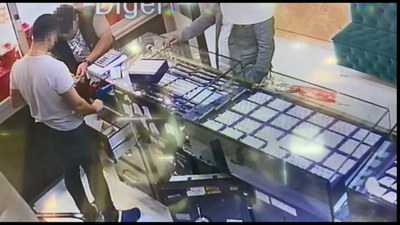 Kuyumcunun dalgınlığından faydalanıp altınları çaldılar!