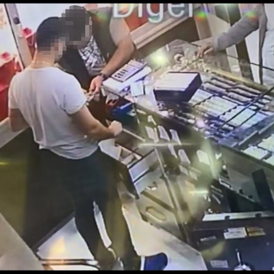 Kuyumcunun dalgınlığından faydalanıp altınları çaldılar!