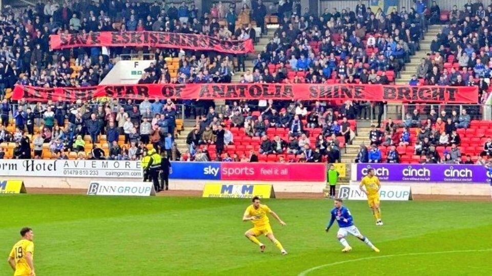 İskoçya'da Eskişehirspor pankartı