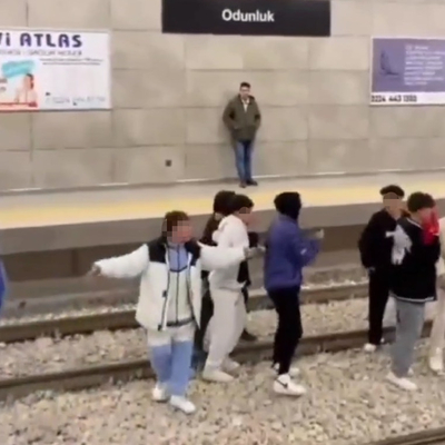 Bursa'da metroda şoke eden anlar! Raylara indiler