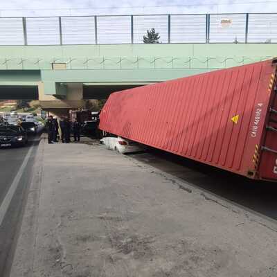 TIR, aracın üstüne devrildi! Burnu bile kanamadı