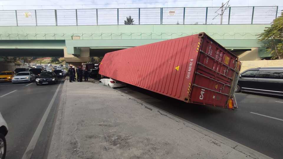 TIR, aracın üstüne devrildi! Burnu bile kanamadı