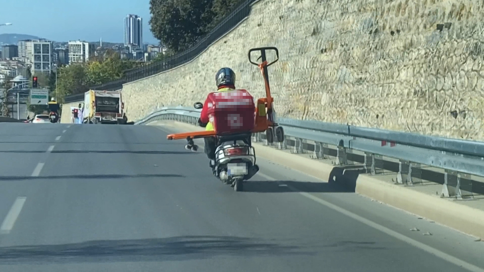 İstanbul'da kaydedildi! Motosikletle transpalet taşıdı