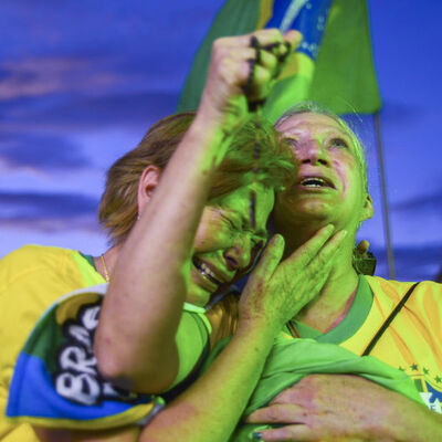 Bolsonaro'nun destekçileri gözyaşlarına hakim olamadı