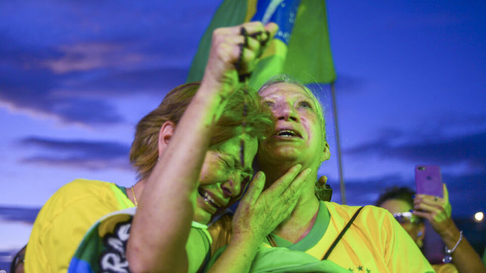 Bolsonaro'nun destekçileri gözyaşlarına hakim olamadı