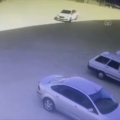 Bu da oldu! Okul bahçesinde drift yaptı