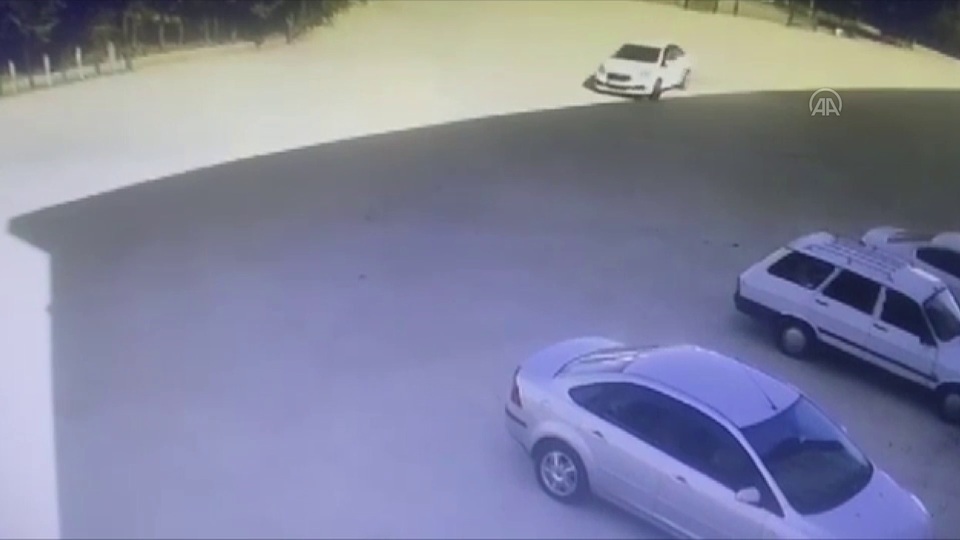 Bu da oldu! Okul bahçesinde drift yaptı