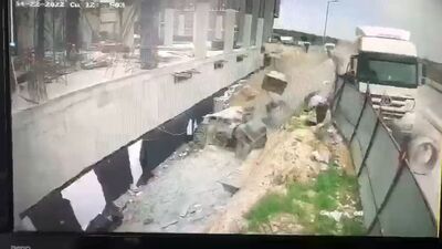 Hafriyat kamyonu inşaata daldı! İşçiler ölümden döndü