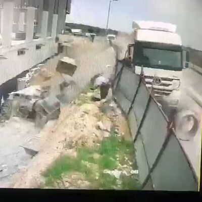 Hafriyat kamyonu inşaata daldı! İşçiler ölümden döndü