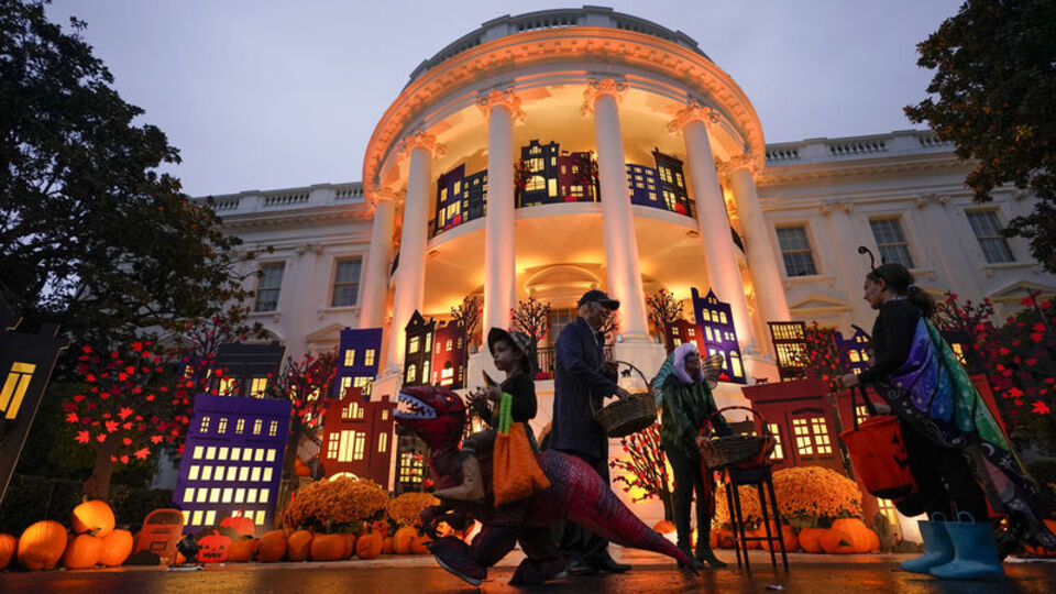 Biden çifti Cadılar Bayramı'nı kutladı